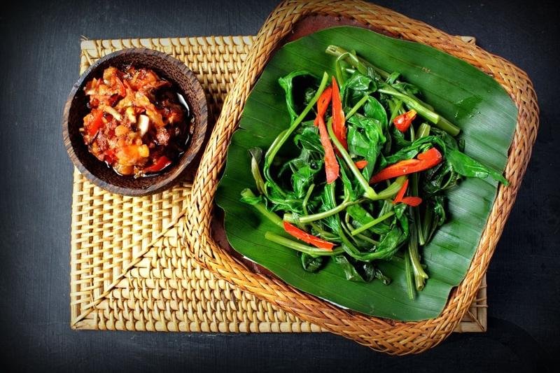Plecing Kangkung khas Lombok makanan khas lombok yang murah